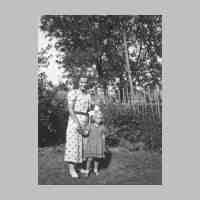 015-0075 Gertrud Groening, geb. Huck mit Erika ca. 1937 .JPG